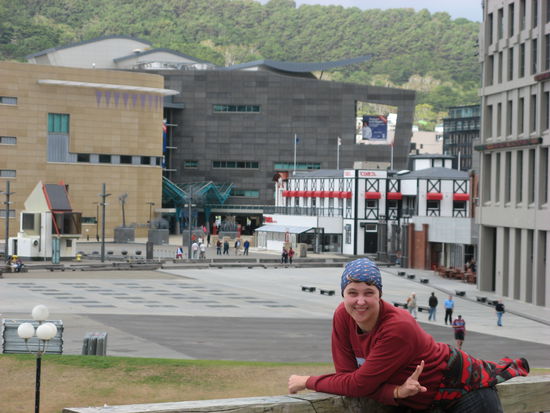 Manu vor dem Museum