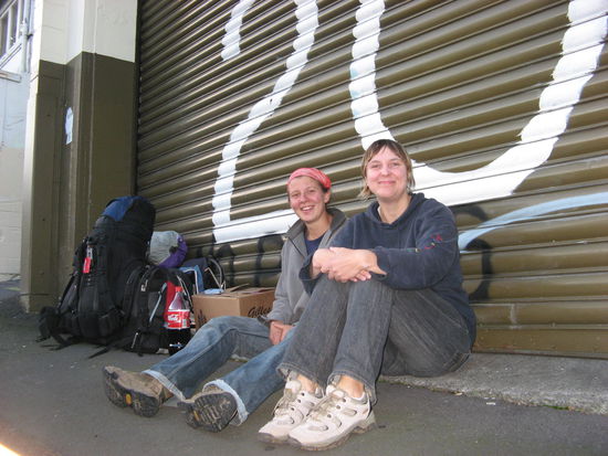 Sam ist verkauft und wir warten mit all unseren Sachen auf Mandy, die uns mit dem Auto abholt