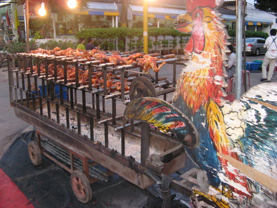 So werden in Nong Khai die Huehnchen gegrillt