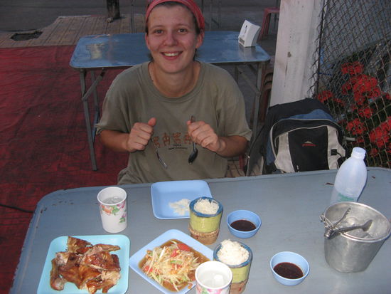 Mussten wir natuerlich auch probieren, dazu gab es noch Papaya-Salat und Reis
