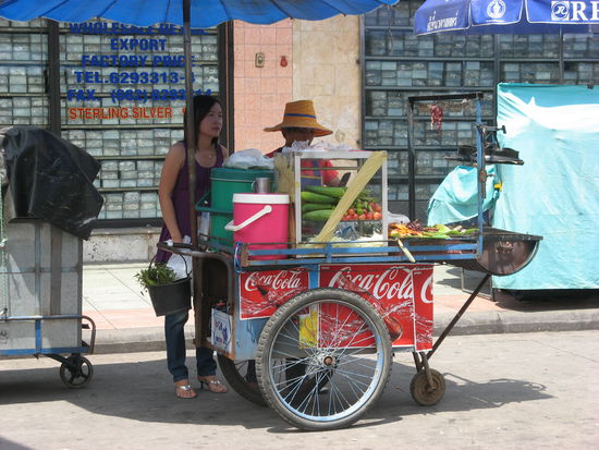 Hier wird gerade Papaya-Salat zubereitet