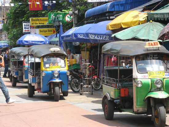 Jede Menge Tuk Tuks auf der Kao Sun Road