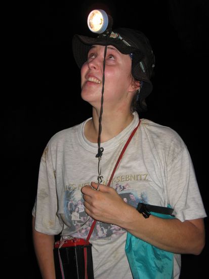 Hoehlenforscherin (man beachte die nostalgische Stirnlampe)