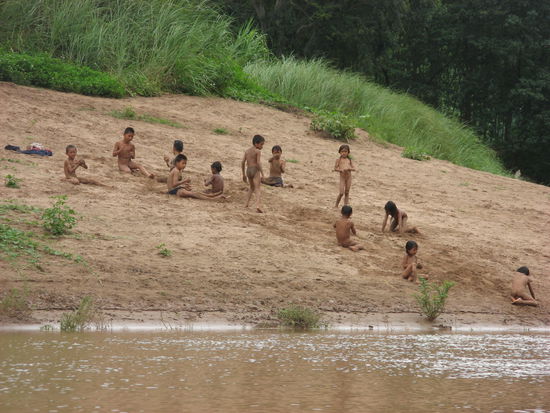 Und immer wieder sahen wir spielende Kinder am Flussufer