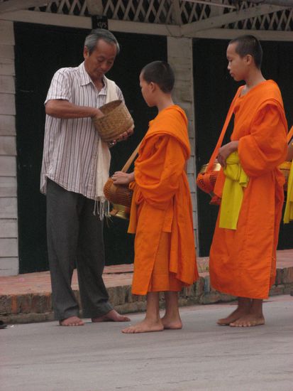 Jeder Moench bekommt eine Portion Reis von den Einheimischen