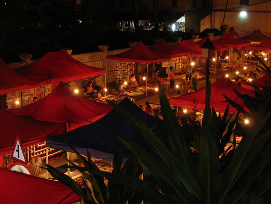 Fast jeden Abend schlenderten wir ueber den Nachtmarkt von Luang Prabang