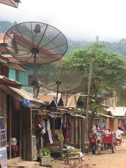 Wie ueberall in Laos hatte in Nong Khiew fast jedes Haus seine eigene Satellitenschuessel