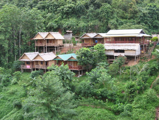 Unten der zweite Bungalow von links gehoerte uns fuer eine Nacht