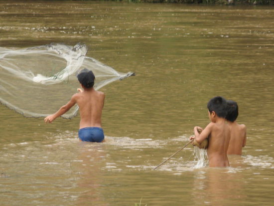 Kleine Jungs beim Fischen