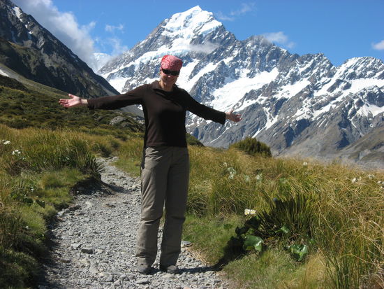 Manu vor dem Mount Cook (hoechster Berg Neuseelands mit 3754m)