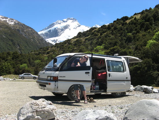 Manu und unser Sam auf dem Campingplatz
