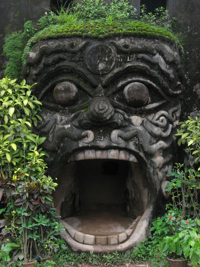 Der Mund dieses Reliefs war ein Tempeleingang