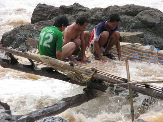 Diese Laoten fingen Fische ab, welche den Wasserfall herunter kamen