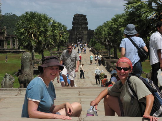 Promenade zwischen Aussenmauer und Hauptanlage des Angkor Wats