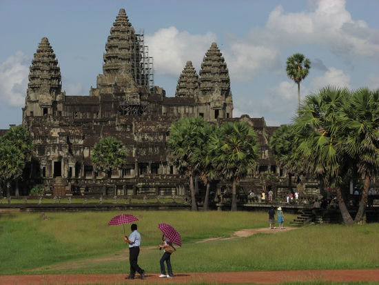 Und nochmal Angkor Wat, aber diesmal mit Sonnenschein, blauem Himmel und lila Sonnenschirmen