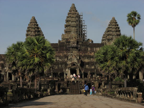 Haupteingang Angkor Wat bei Sonnenschein und blauem Himmel