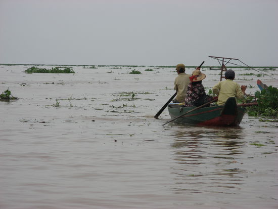 Blick auf den Tonle Sap(in der Zeitung lasen wir spaeter, dass hier ein Touristenboot bei Sturm gekentert war)