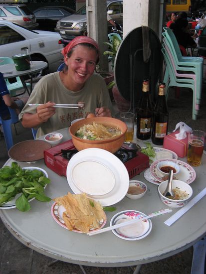 Hot Pot mit vielen leckeren Zutaten (u.a. Fleisch, Salat, Tofu, Ei, Nudeln)