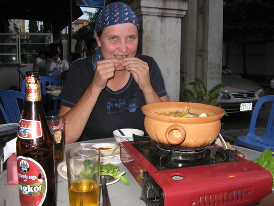Manu knabbert auch noch das letzte Stueckchen Fleisch vom Knochen ab