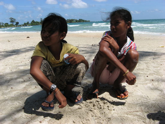 An einem Beach wurden wir von mehreren Kindern umzingelt