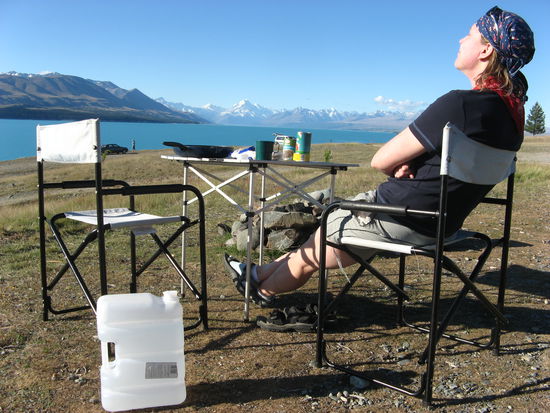 Manu geniesst die Aussicht am Lake Pukaki