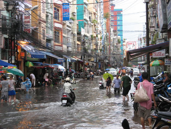 Nach einem heftigen Gewitterguss stand die ganze Strasse unter Wasser