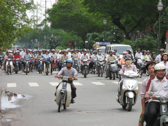 Normales Bild auf Saigons Strassen - Mopeds, Mopeds, Mopeds -