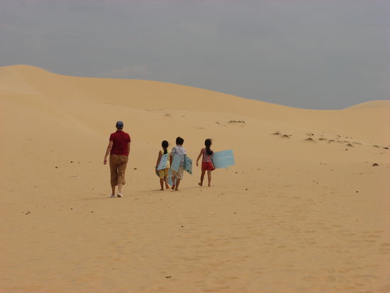 Manu und die Kids auf dem Weg zum Sandboarding in den White Sand Dunes