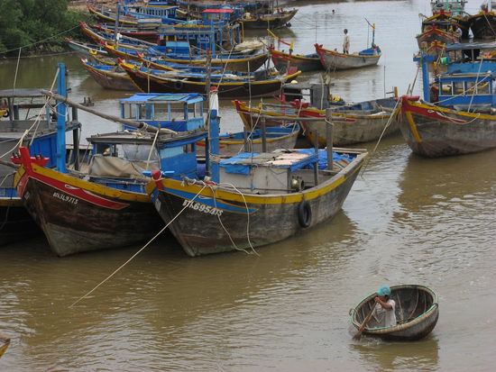 Auf dem Weg nach Pan Thiet fuhren wir an mehreren kleinen Haefen vorbei...