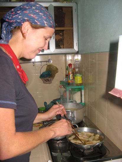 Manu beim frittieren der Fruehlingsrollen