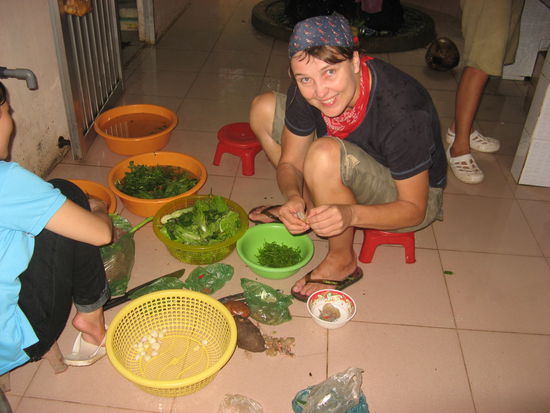 Manu beim haeuten der Shrimps