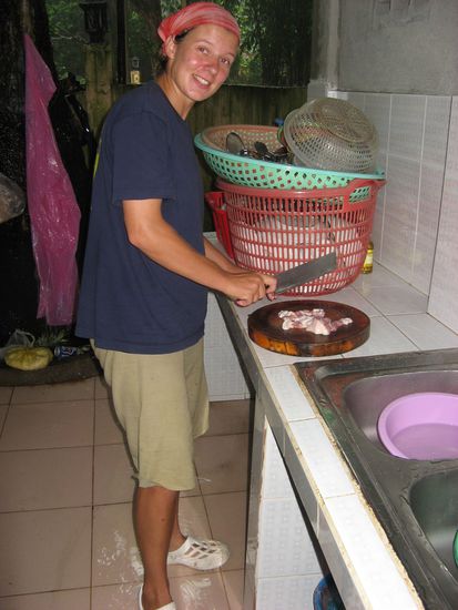 Roschi kuemmert sich gerade um das zerkleinern des Fleisches fuer die Fuellung der Fruehlingsrollen