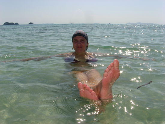 Manu geniesst das warme Wasser