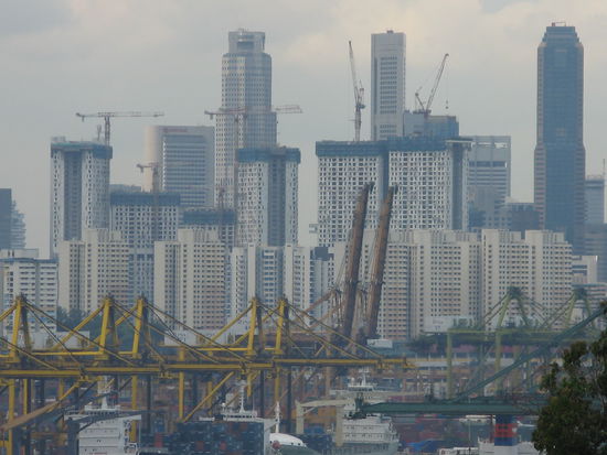 Blick von Sentosa Island auf Singapores Skyline und den Hafen