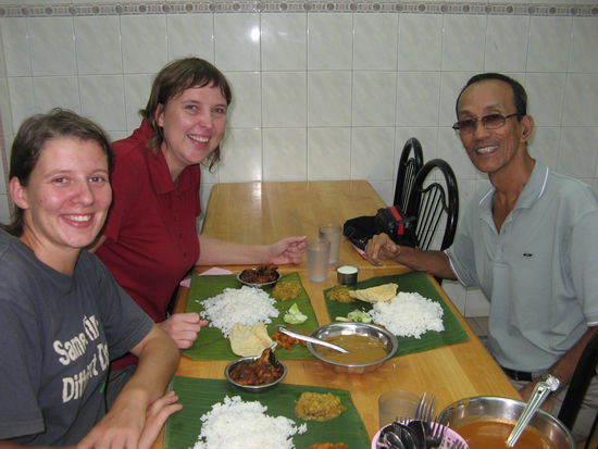 Somu und wir beim Abendessen im indischen Restaurant (hier ist es Standard mit den Fingern zu essen)