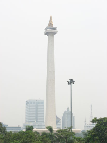 Unser einzigstes Bild von Jakarta - das Independence Monument (fotografiert vom Bahnhof aus, kurz vor der Abfahrt nach Bogor 
