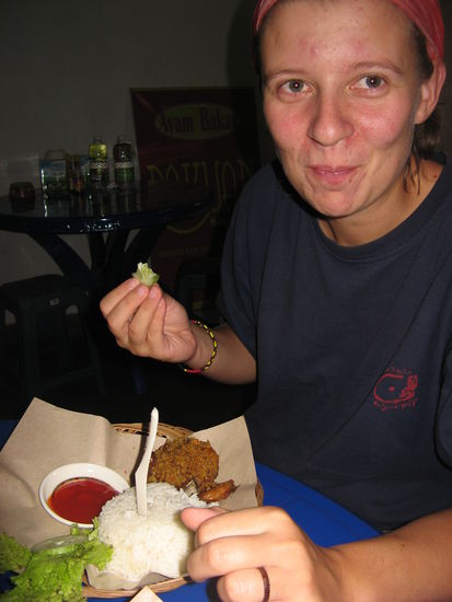 Roschi geniesst Ayam Bakar (gebratenes Huhn)