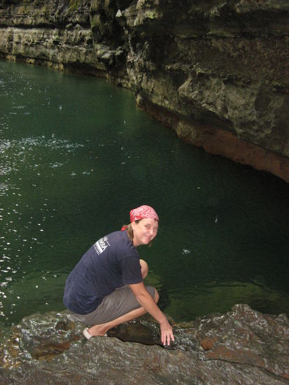 Manu checkt die Wassertemperatur