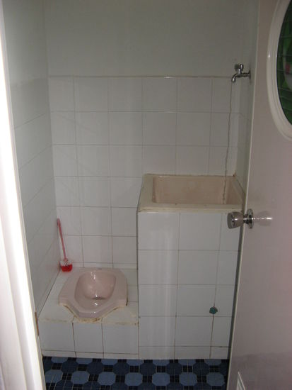 Unser Bad (links Toilette, rechts Wasserbasin zum Wasserschoepfen fuer Duschen und Spuelen)