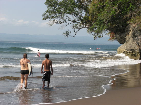 Roschi und Surflehrer auf dem Weg zur ersten Welle