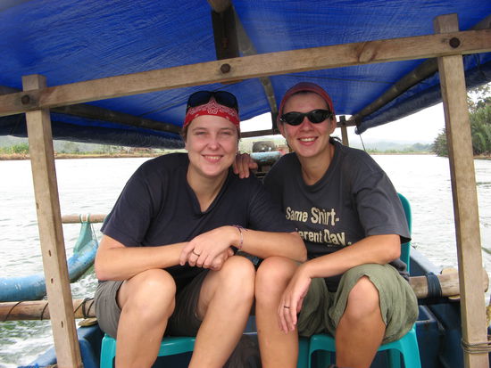 Trotz sehr lauten Motorengeraeuschen konnten wir noch in die Kamera laecheln