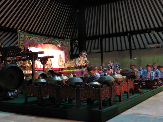 Zu jedem Schattenspiel gehoert ein Erzaehler sowie ein Gamelan-Orchester