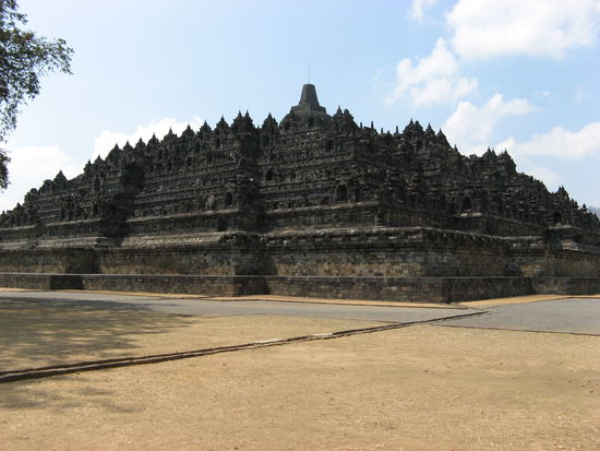 Borobodur (fast) im Ganzen