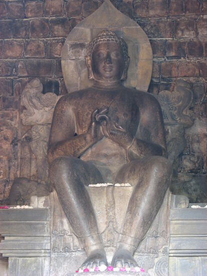 Im Inneren des Mendut Tempels konnte man diesen Buddha bewundern