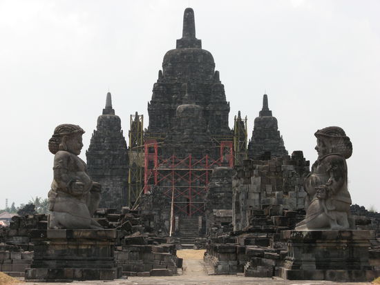 Ein weiterer Teil der Prambanan Tempelanlage (im Vordergrund sieht man zwei Waechter Yin und Yang)
