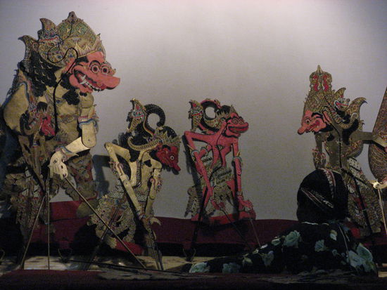 Und so im Hintergrund - hier sieht man den Erzaehler mit seinen Puppen