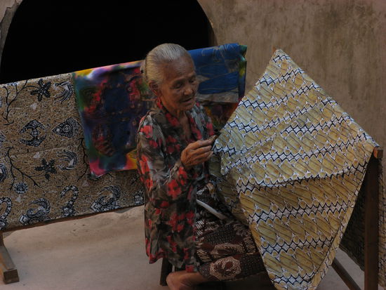 Dieses Muttchen sass mitten in der Moschee und fertigte Batik-Decken