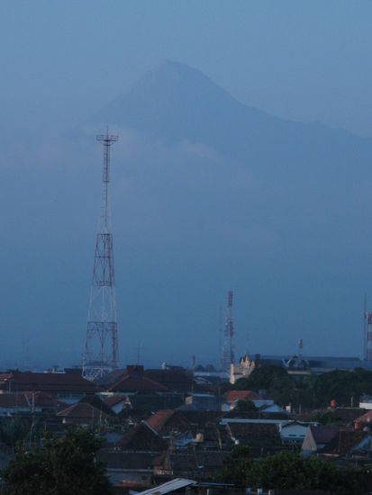 Im Hintergrund sieht man die Spitze des Merapi (fuer uns war das total beeindruckend)