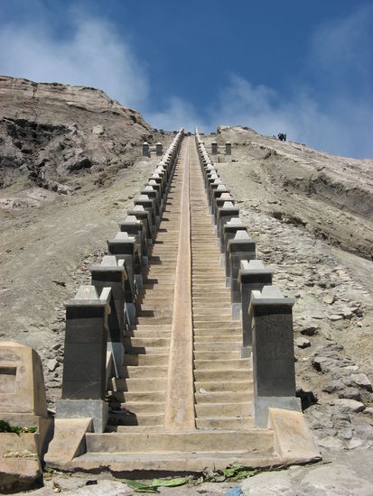 Diese Treppen mussten wir auch noch ueberwinden (wir brauchten 3 Verschnaufpausen bevor wir endlich oben ankamen)