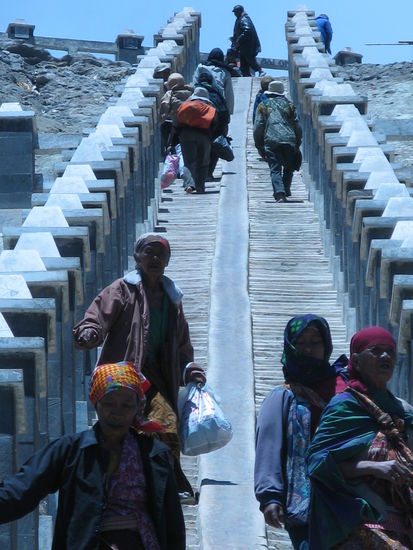 Fuer Einheimische ist der Mt. Bromo auch von grosser Bedeutung (z.B. werden dort bei Vollmond Huehner geopfert)